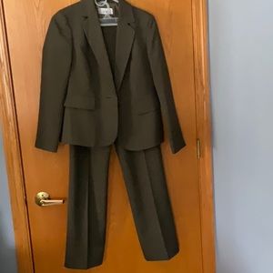 Le Suit size 6 Loden green new never worn